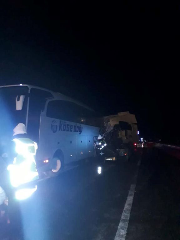 Bolu'da tır, yolcu otobüsüne çarptı: 1 ölü, 2 yaralı