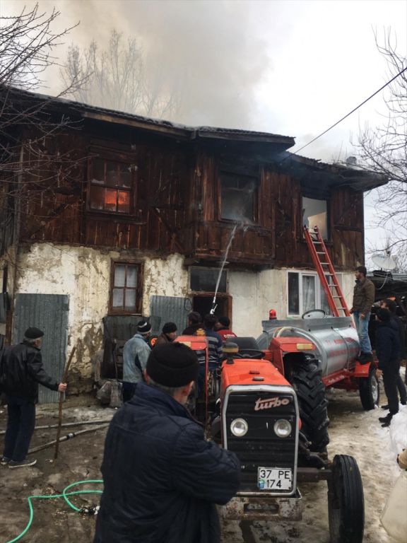 Bolu'nun Mudurnu ilçesinde ahşap evde yangın çıktı