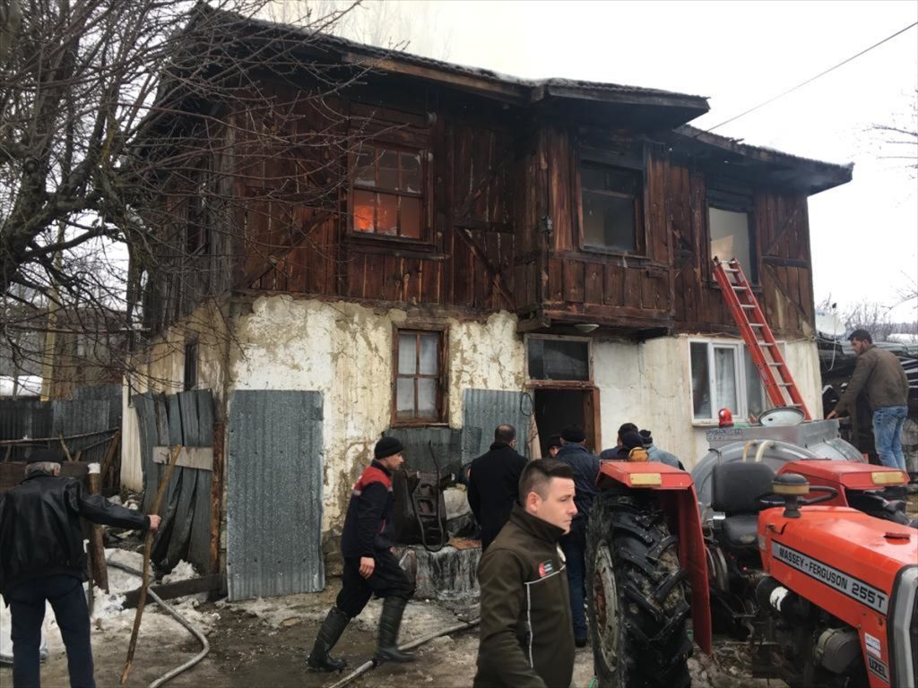Bolu'nun Mudurnu ilçesinde ahşap evde yangın çıktı