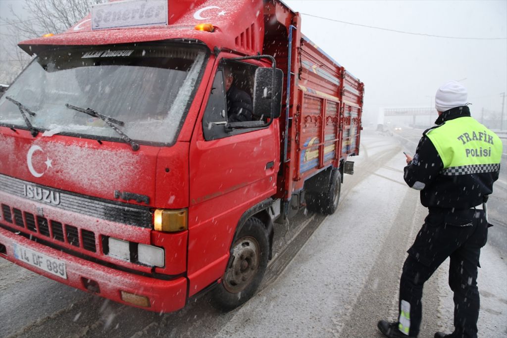D-100 kara yolunun Bolu Dağı kesimi İstanbul yönü, iki tırın makaslaması sonucu ulaşıma kapandı