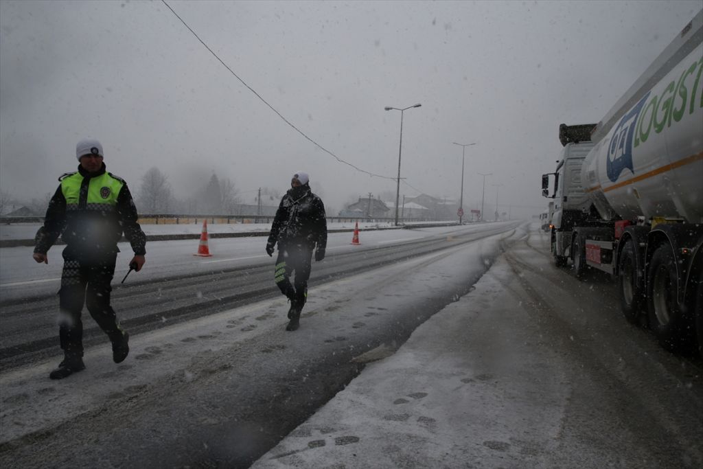 D-100 kara yolunun Bolu Dağı kesimi İstanbul yönü, iki tırın makaslaması sonucu ulaşıma kapandı