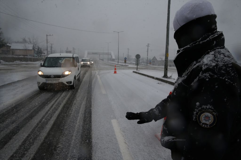 D-100 kara yolunun Bolu Dağı kesimi İstanbul yönü, iki tırın makaslaması sonucu ulaşıma kapandı