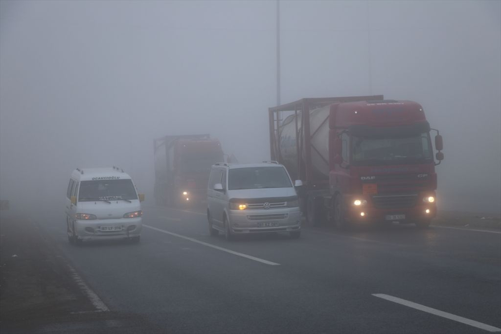 D-100 kara yolunun Bolu Dağı kesiminde sis etkili oluyor