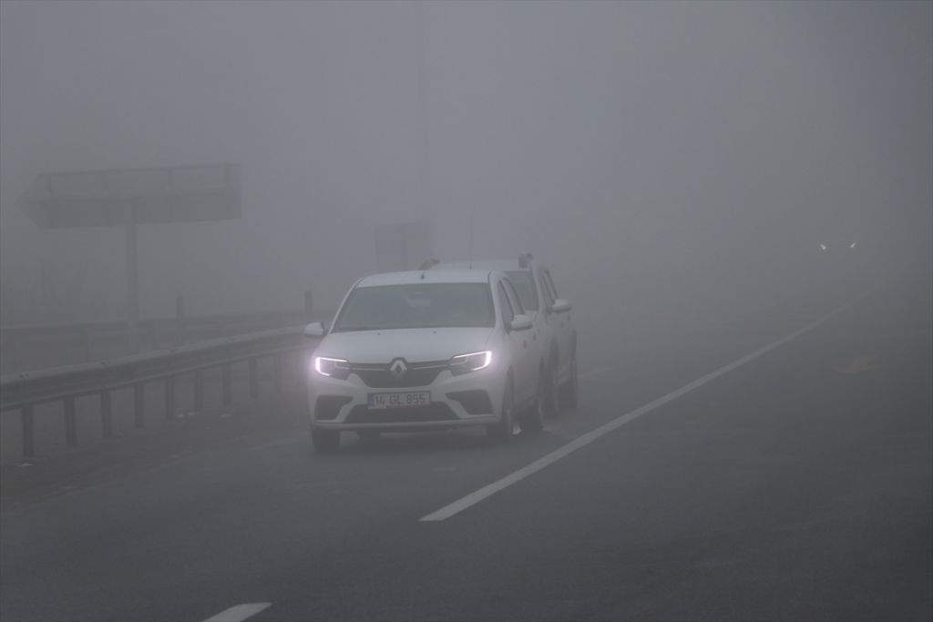 D-100 kara yolunun Bolu Dağı kesiminde sis etkili oluyor