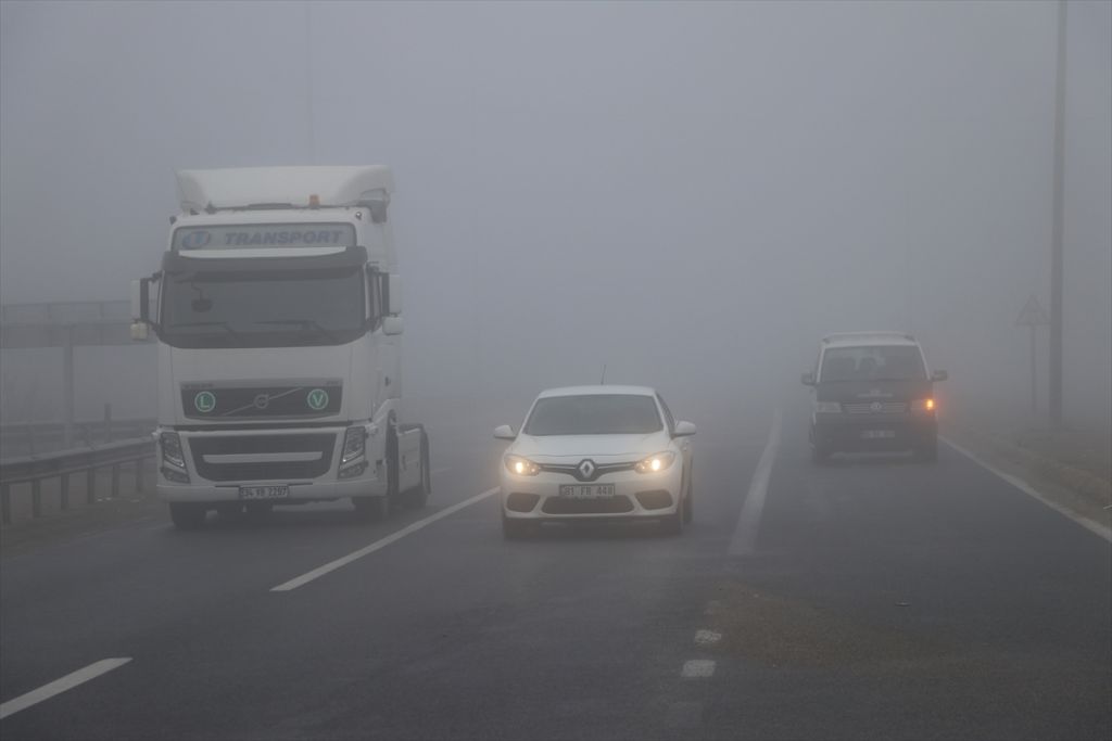 D-100 kara yolunun Bolu Dağı kesiminde sis etkili oluyor