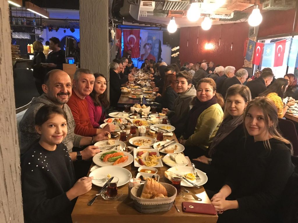 İYİ PARTİ İL VE İLÇE TEŞKİLATI PAZAR KAHVALTISINDA BİR ARAYA GELDİ