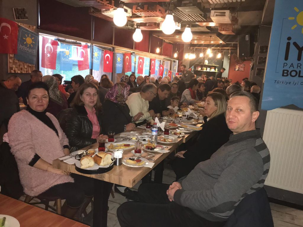 İYİ PARTİ İL VE İLÇE TEŞKİLATI PAZAR KAHVALTISINDA BİR ARAYA GELDİ