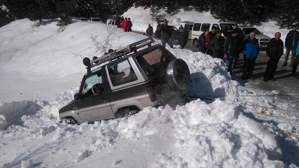 Kara saplanan aracı vatandaşlar kurtardı
