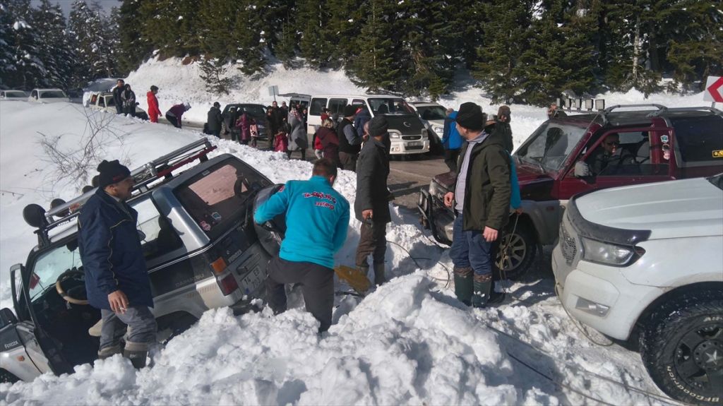 Kara saplanan aracı vatandaşlar kurtardı