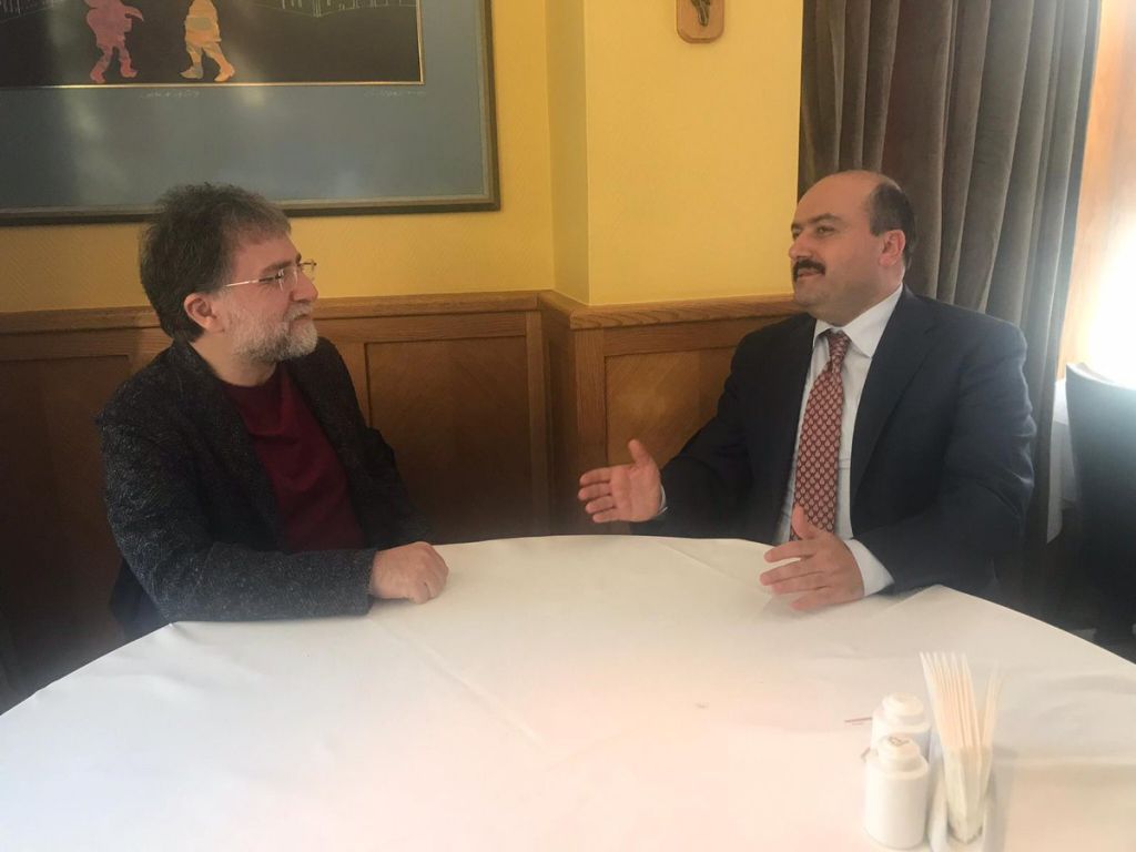 USTA YAZAR AHMET HAKAN, FATİH METİN'İN BAŞARI HİKÂYESİNİ KÖŞESİNE TAŞIDI