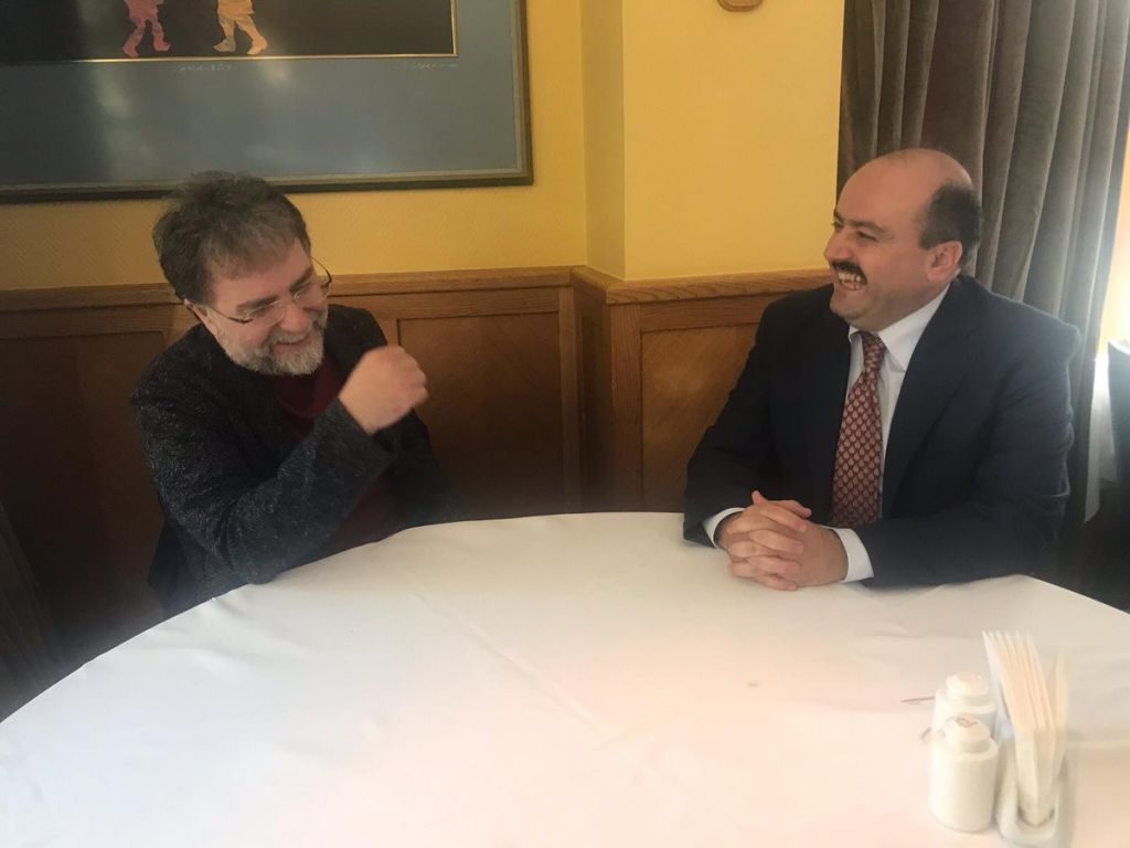 USTA YAZAR AHMET HAKAN, FATİH METİN'İN BAŞARI HİKÂYESİNİ KÖŞESİNE TAŞIDI