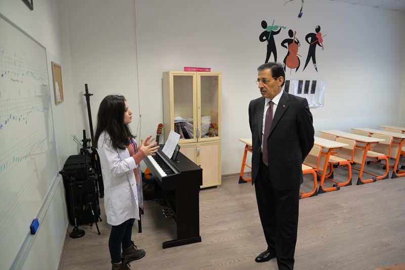 VALİ ÜMİT OKUL ZİYARETLERİNE DEVAM EDİYOR