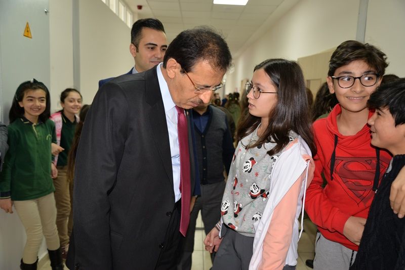 VALİ ÜMİT ORHANGAZİ ORTAOKULU'NU ZİYARET ETTİ