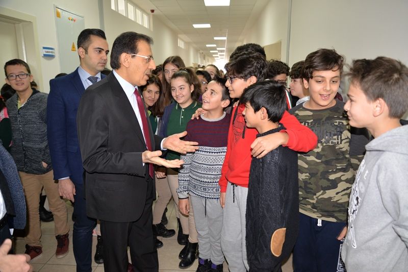 VALİ ÜMİT ORHANGAZİ ORTAOKULU'NU ZİYARET ETTİ