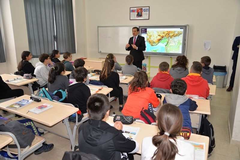 VALİ ÜMİT ORHANGAZİ ORTAOKULU'NU ZİYARET ETTİ