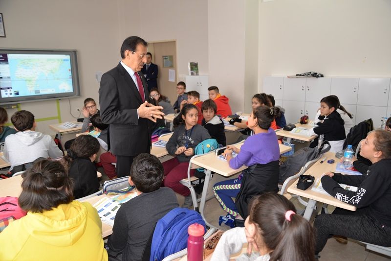 VALİ ÜMİT ORHANGAZİ ORTAOKULU'NU ZİYARET ETTİ