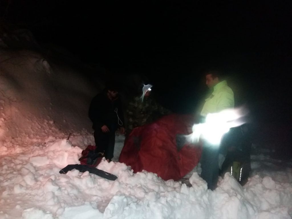 Yaylada mahsur kalan 3 kişi kurtarıldı