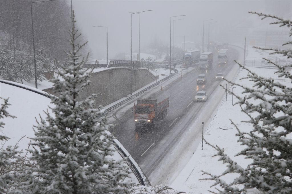 Anadolu Otoyolu ve D-100 kara yolunun Bolu Dağı kesiminde yoğun kar yağışı etkili oluyor