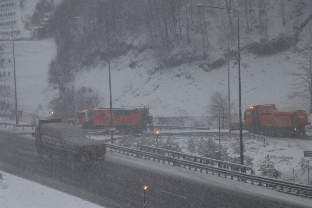 Anadolu Otoyolu ve D-100 kara yolunun Bolu Dağı kesiminde yoğun kar yağışı etkili oluyor