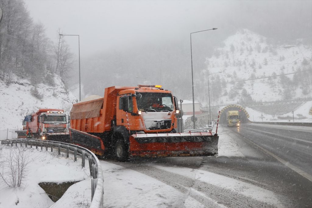 Anadolu Otoyolu ve D-100 kara yolunun Bolu Dağı kesiminde yoğun kar yağışı etkili oluyor