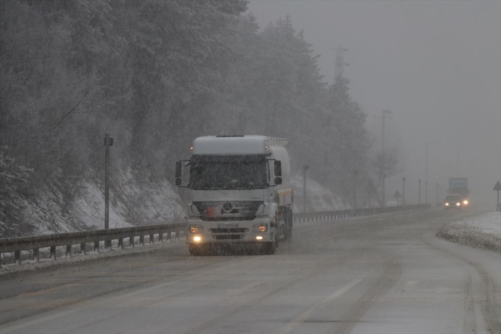 Anadolu Otoyolu ve D-100 kara yolunun Bolu Dağı kesiminde yoğun kar yağışı etkili oluyor