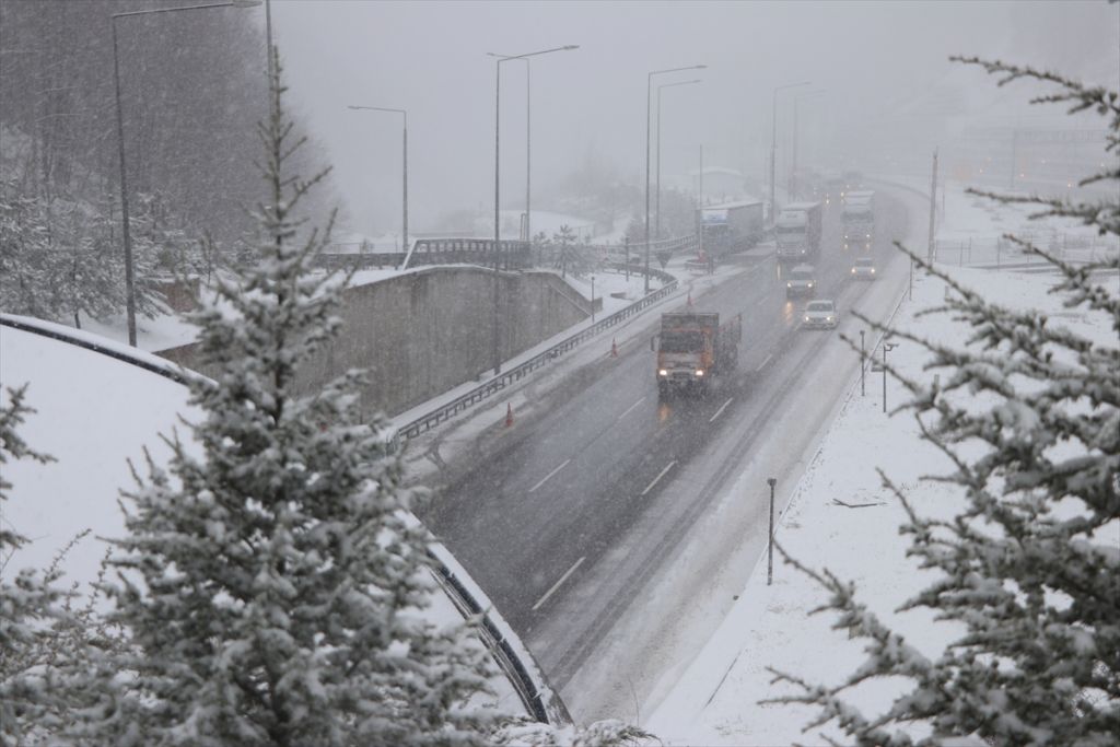Anadolu Otoyolu ve D-100 kara yolunun Bolu Dağı kesiminde yoğun kar yağışı etkili oluyor