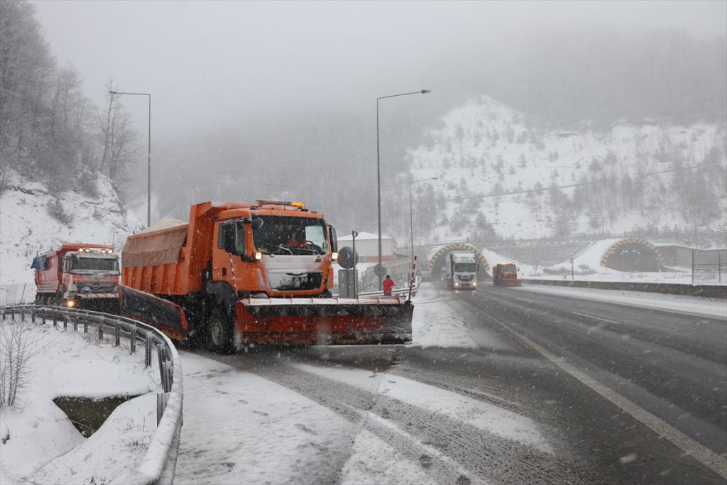 Anadolu Otoyolu ve D-100 kara yolunun Bolu Dağı kesiminde yoğun kar yağışı etkili oluyor
