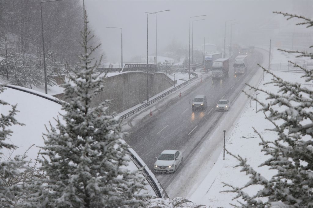 Anadolu Otoyolu ve D-100 kara yolunun Bolu Dağı kesiminde yoğun kar yağışı etkili oluyor
