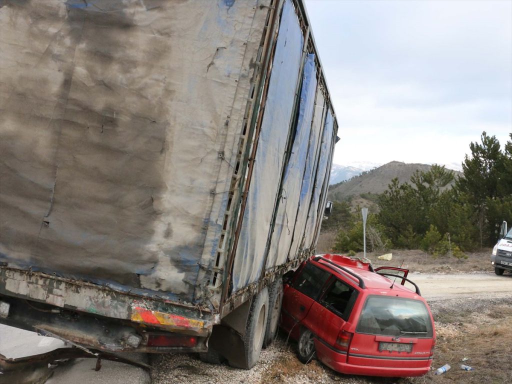 Bolu'da trafik kazası: 1 ölü, 1 yaralı