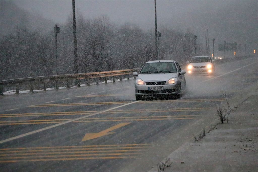 D-100 kara yolu ve Anadolu Otoyolu'nun Bolu Dağı kesiminde kar yağışı etkili oluyor