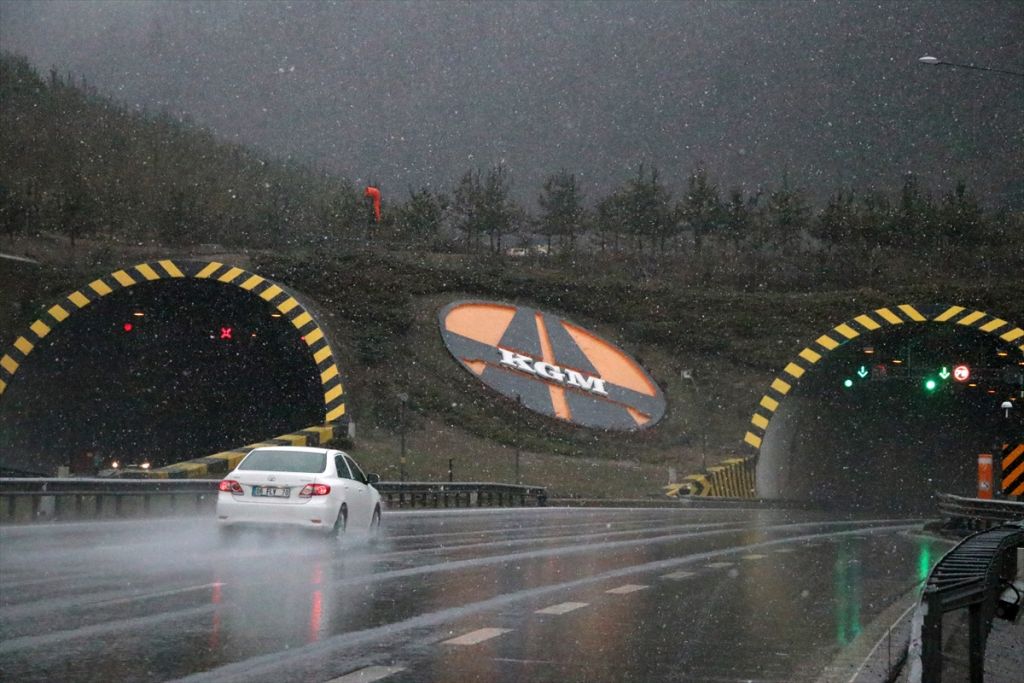 D-100 kara yolu ve Anadolu Otoyolu'nun Bolu Dağı kesiminde kar yağışı etkili oluyor