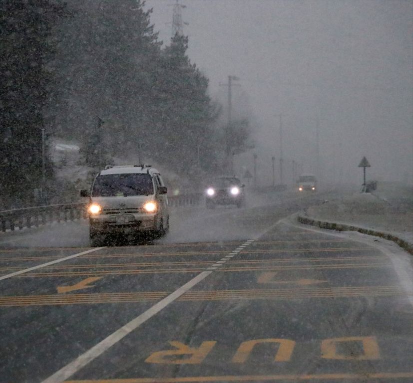 D-100 kara yolu ve Anadolu Otoyolu'nun Bolu Dağı kesiminde kar yağışı etkili oluyor