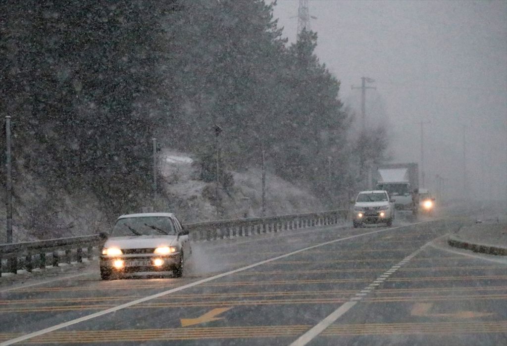D-100 kara yolu ve Anadolu Otoyolu'nun Bolu Dağı kesiminde kar yağışı etkili oluyor