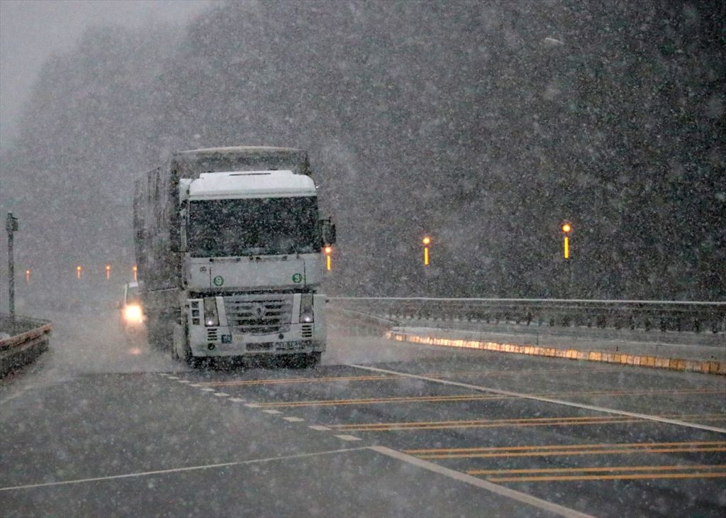 D-100 kara yolu ve Anadolu Otoyolu'nun Bolu Dağı kesiminde kar yağışı etkili oluyor