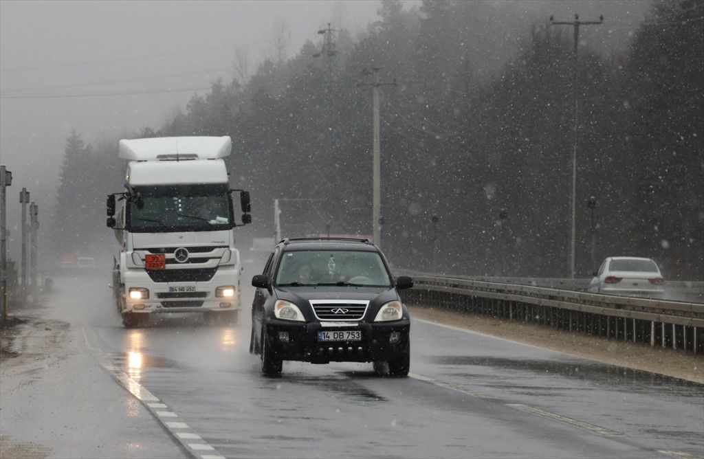 D-100 kara yolunun Bolu Dağı kesiminde kar yağışı başladı