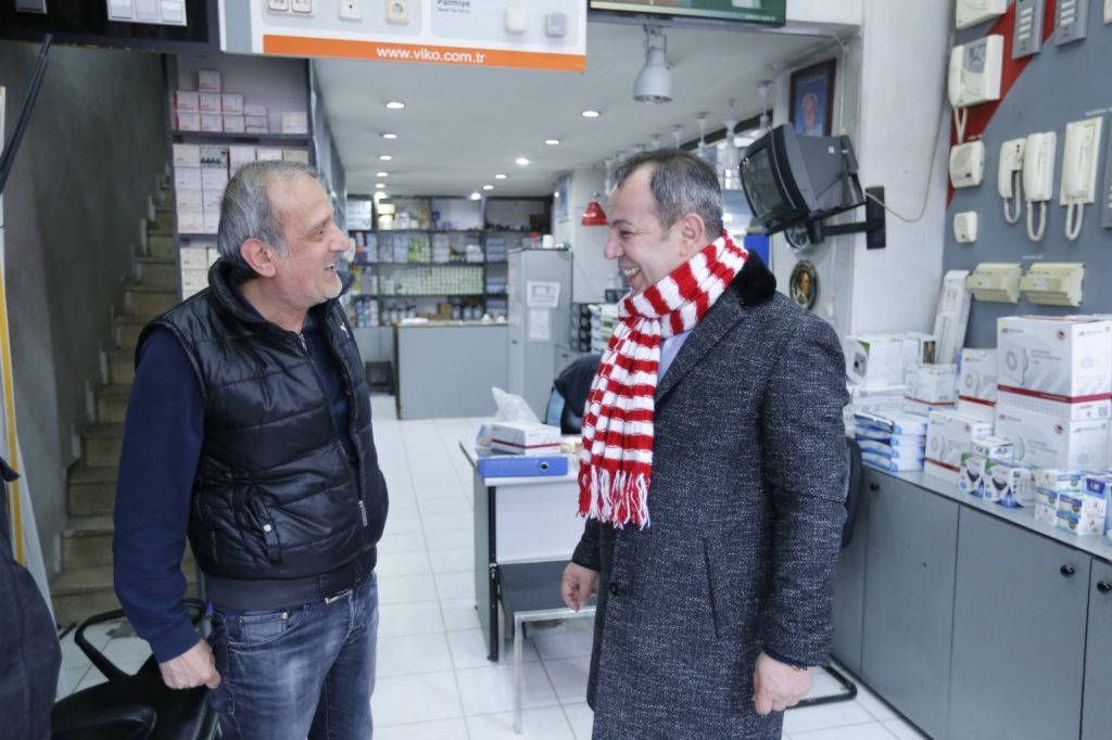 ESNAF TANJU ÖZCAN'I SEVGİYLE KARŞILADI