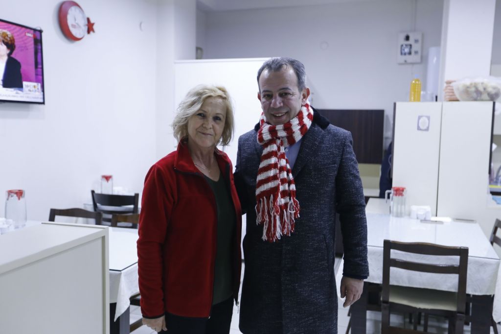 ESNAF TANJU ÖZCAN'I SEVGİYLE KARŞILADI