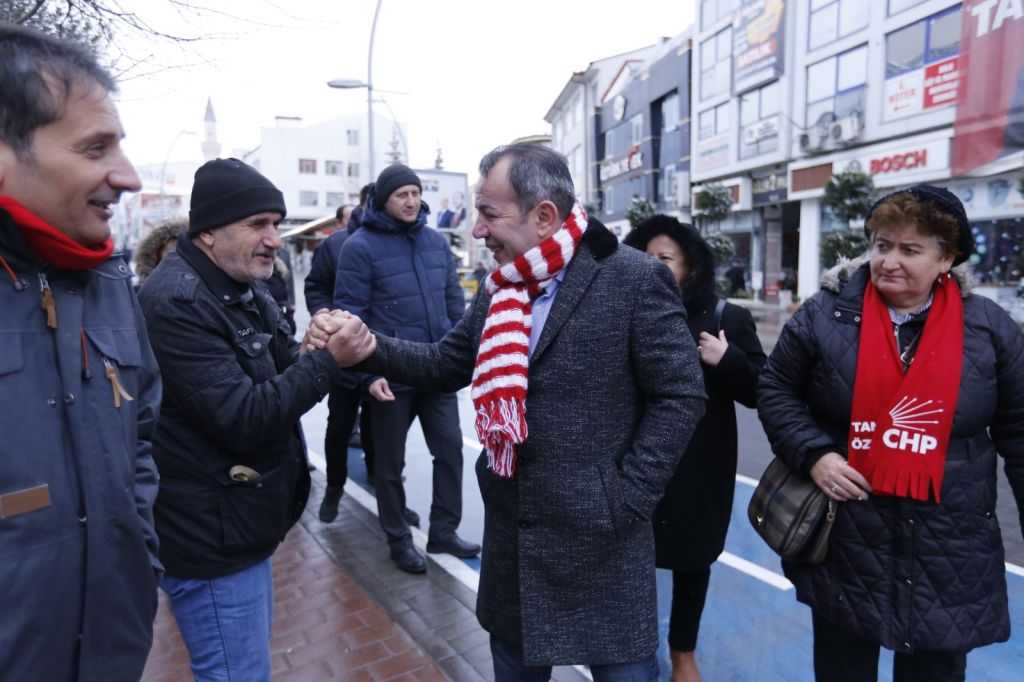 ESNAF TANJU ÖZCAN'I SEVGİYLE KARŞILADI