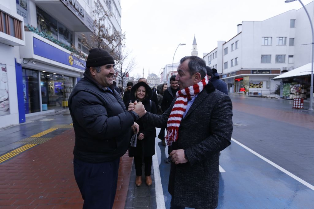 ESNAF TANJU ÖZCAN'I SEVGİYLE KARŞILADI