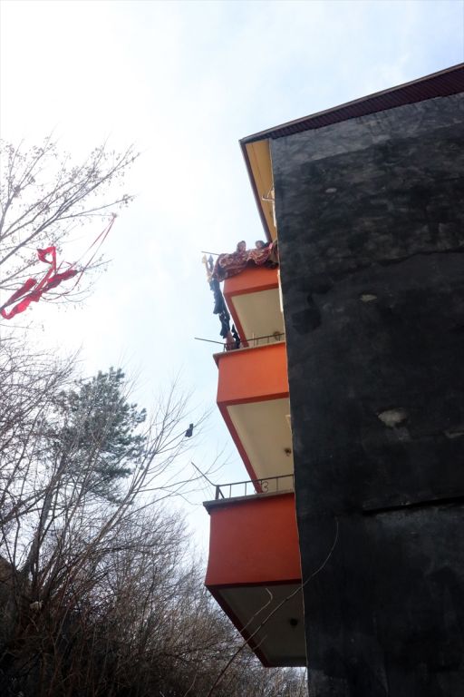 Evde mahsur kalan Afgan aileyi polis ve itfaiye kurtardı