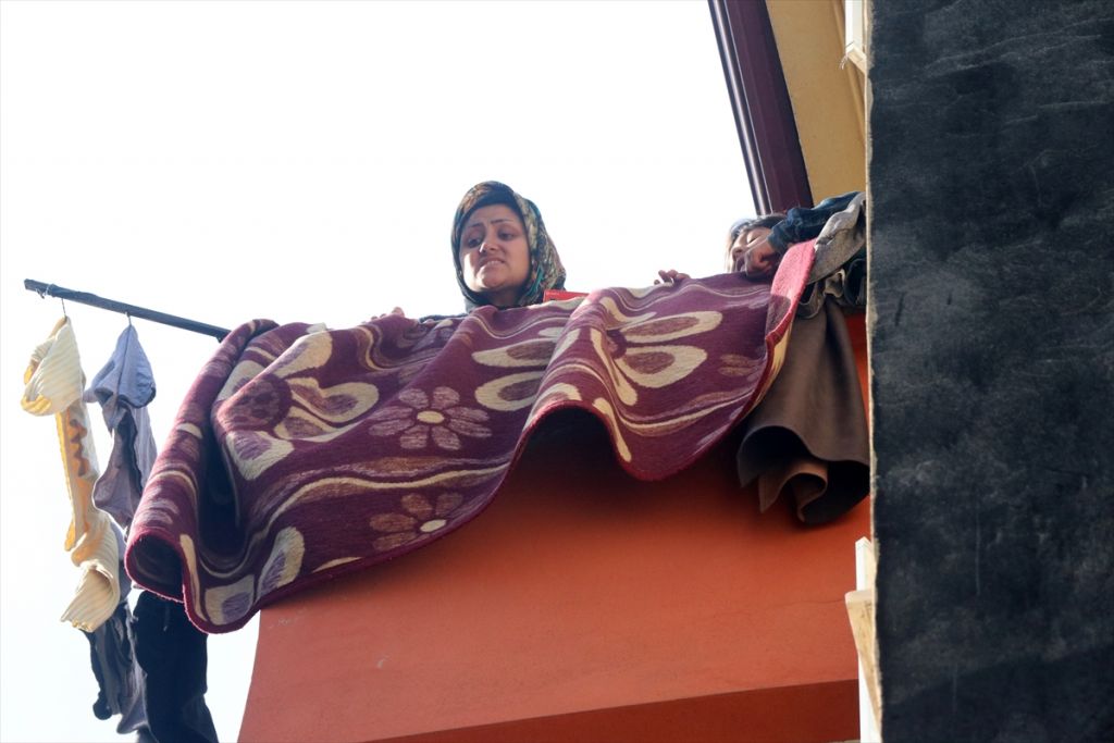 Evde mahsur kalan Afgan aileyi polis ve itfaiye kurtardı