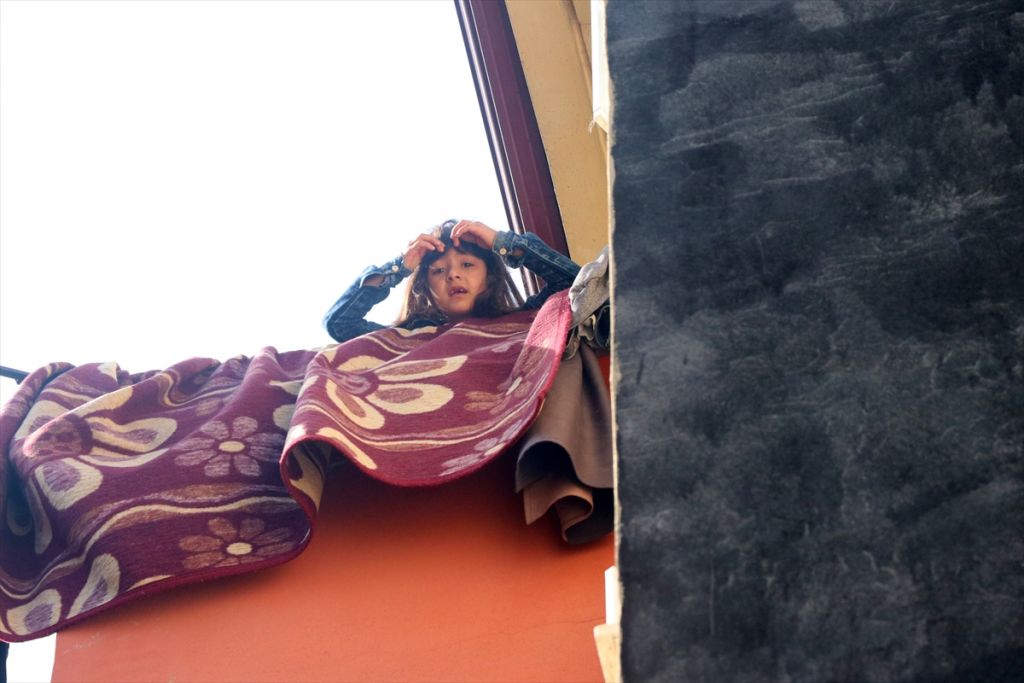 Evde mahsur kalan Afgan aileyi polis ve itfaiye kurtardı