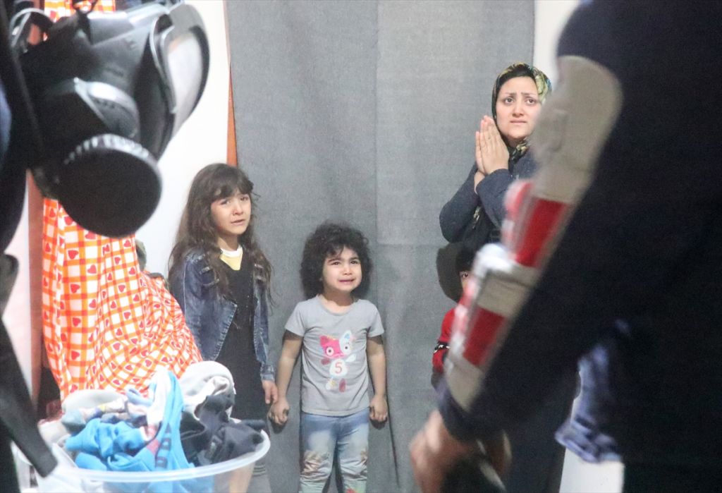 Evde mahsur kalan Afgan aileyi polis ve itfaiye kurtardı