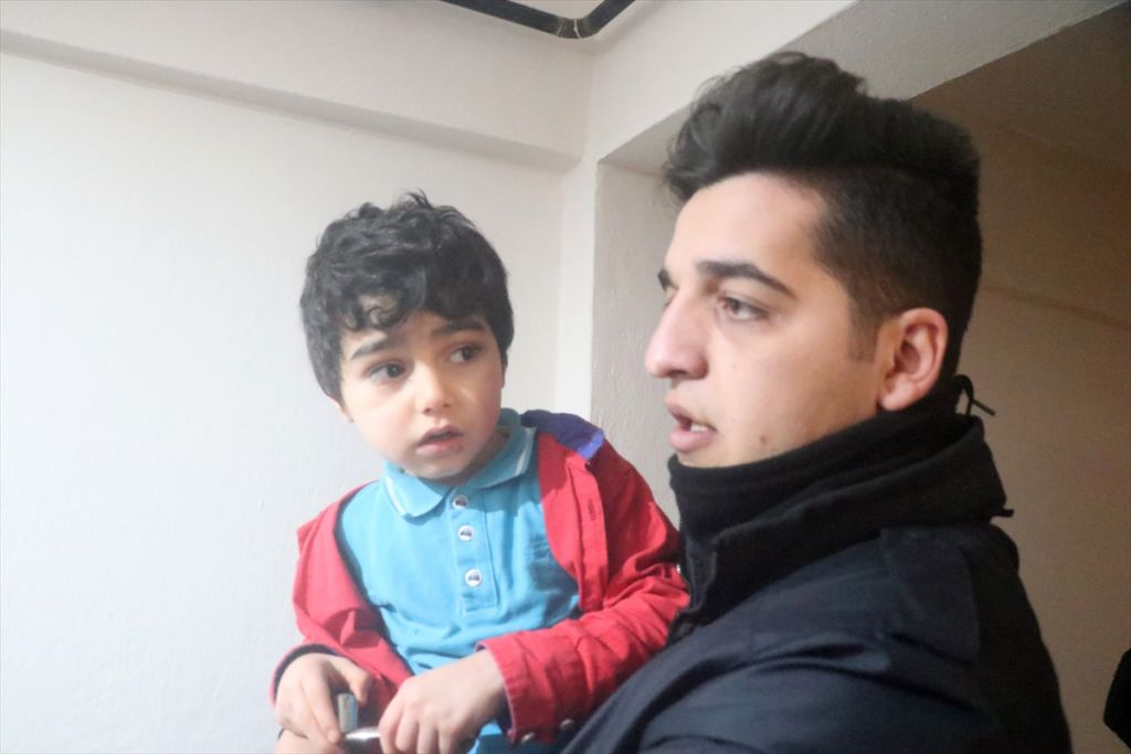 Evde mahsur kalan Afgan aileyi polis ve itfaiye kurtardı