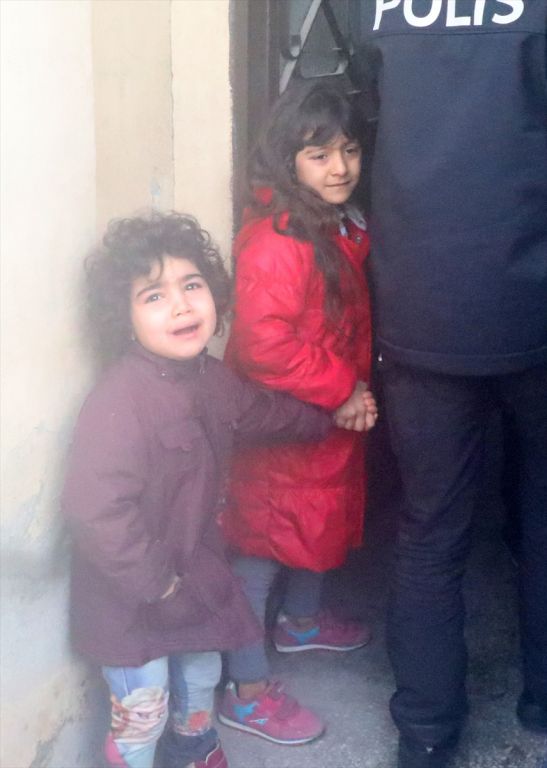 Evde mahsur kalan Afgan aileyi polis ve itfaiye kurtardı