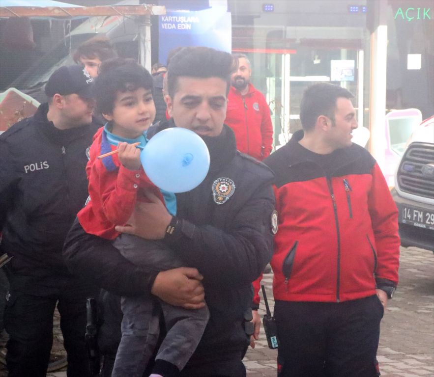 Evde mahsur kalan Afgan aileyi polis ve itfaiye kurtardı