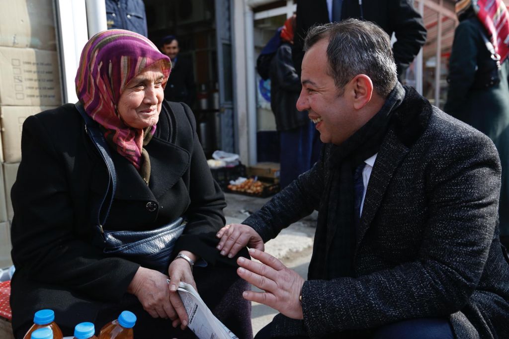 TANJU ÖZCAN'A PAZARDA SEVGİ SELİ