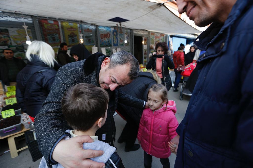 TANJU ÖZCAN'A PAZARDA SEVGİ SELİ