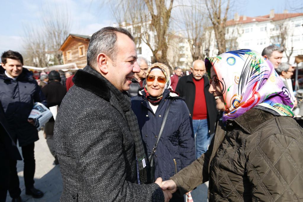 TANJU ÖZCAN'A PAZARDA SEVGİ SELİ