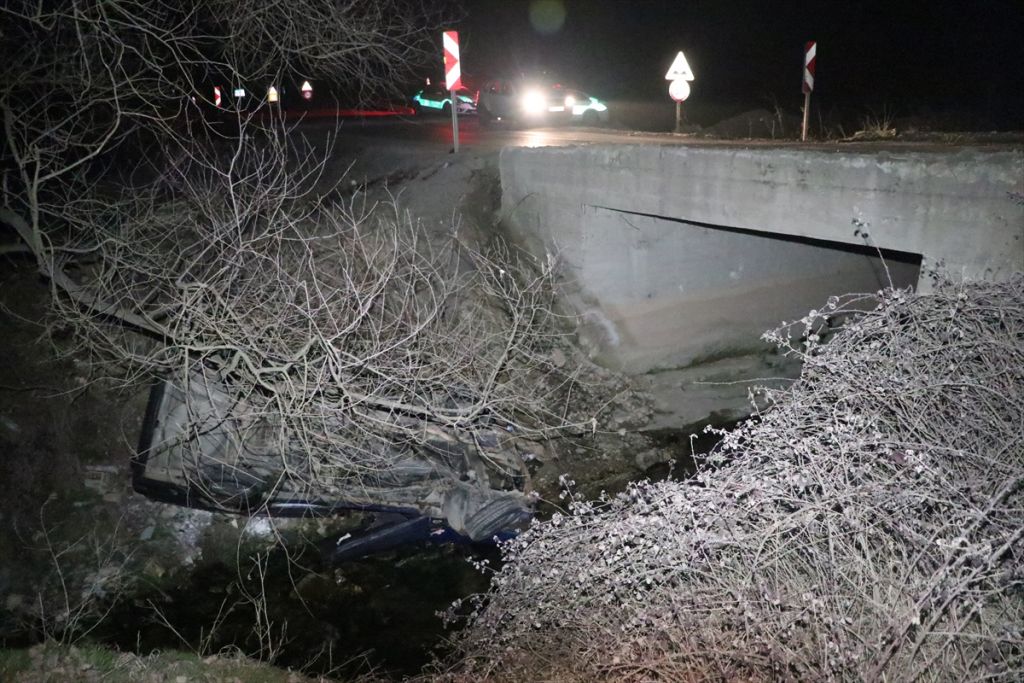 Uygulamadan kaçan otomobil köprüden düştü: 4 yaralı